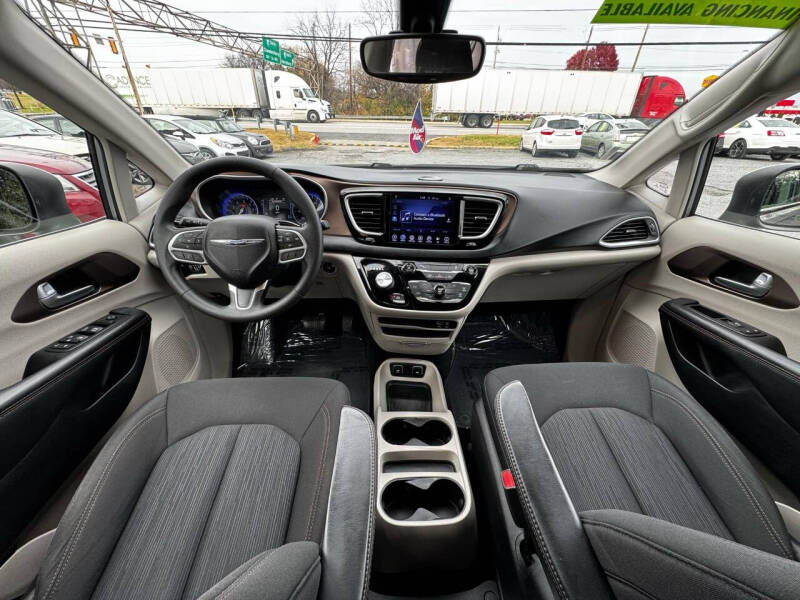 2017 Chrysler Pacifica Touring photo 7