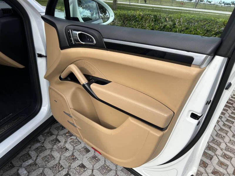 2017 Porsche Cayenne Platinum Edition