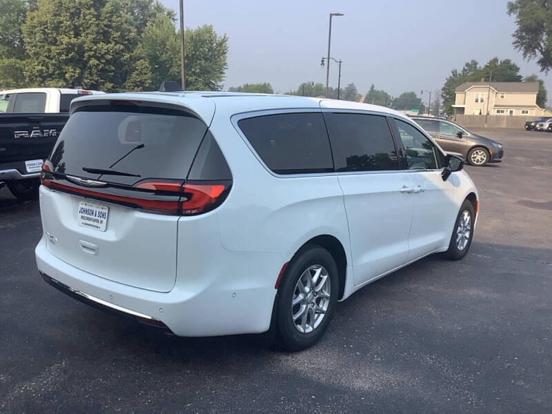 2025 Chrysler Pacifica Select