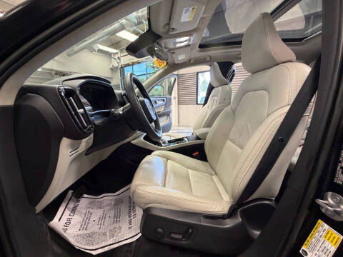 2023 Volvo XC40 B5 Plus Dark Theme