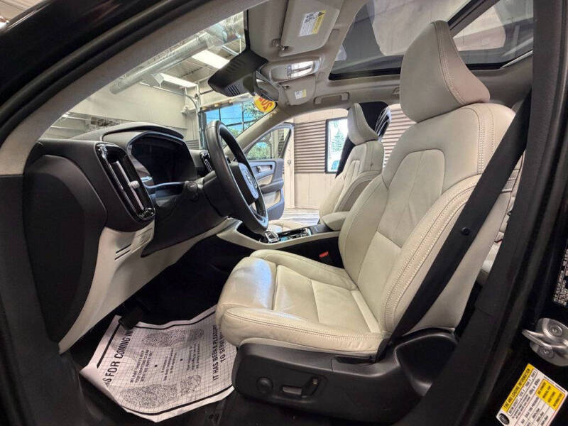 2023 Volvo XC40 B5 Plus Dark Theme
