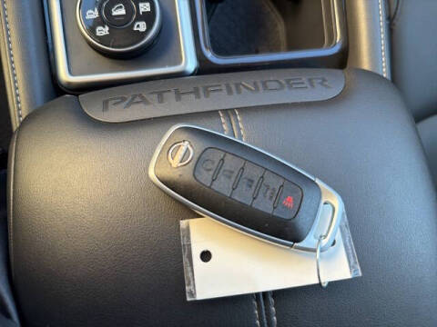 2025 Nissan Pathfinder SL