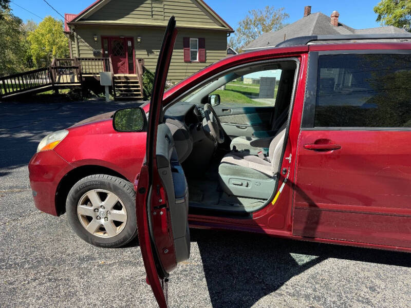 2008 Toyota Sienna LE photo 24