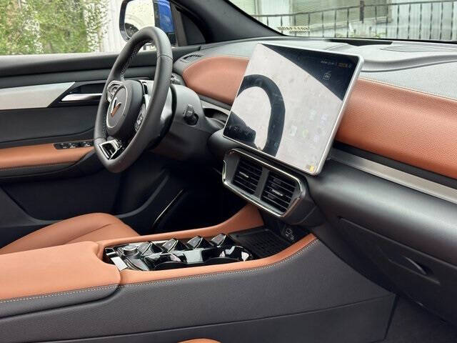 2025 VinFast VF8 Plus