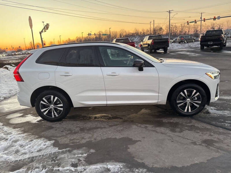 2025 Volvo XC60 B5 Core Dark Theme