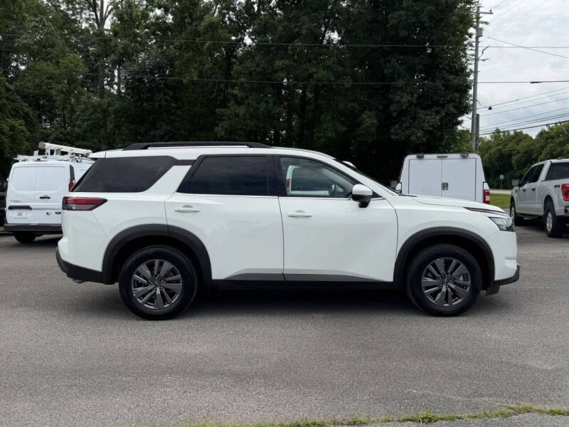 2025 Nissan Pathfinder SV