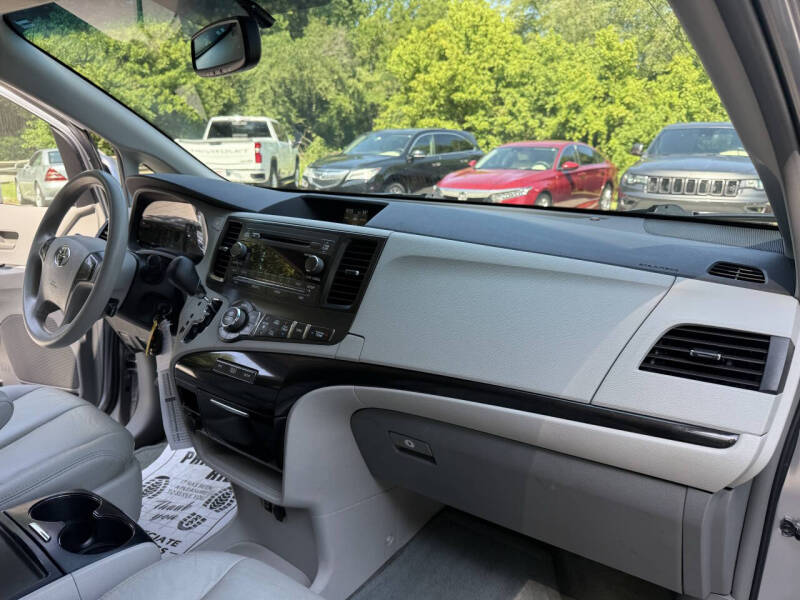 2013 Toyota Sienna LE 8-Passenger