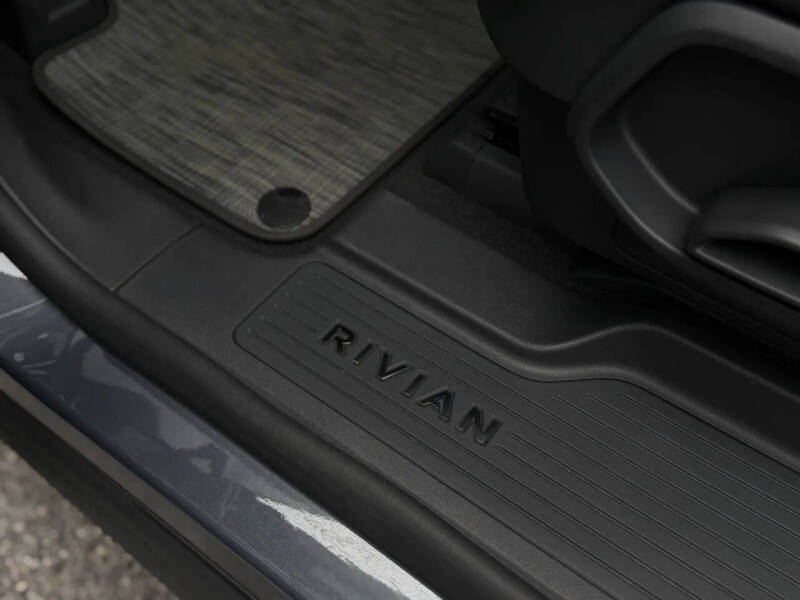 2025 Rivian R1S