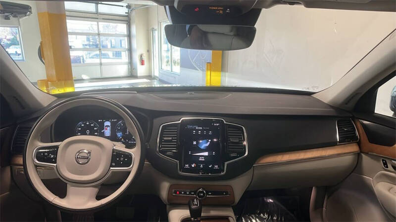 2022 Volvo XC90 T6 Momentum 7-Passenger
