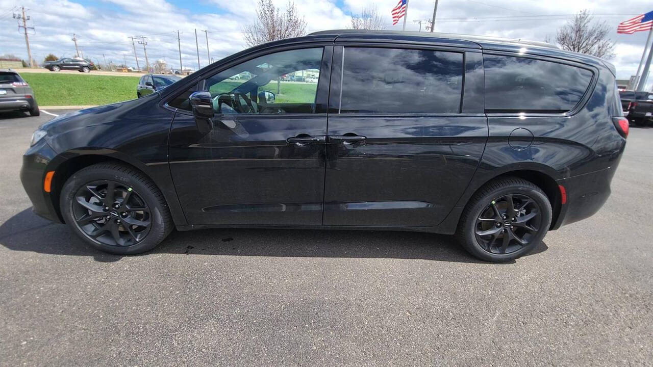 2024 Chrysler Pacifica for sale at Victoria Auto Sales in Victoria, MN