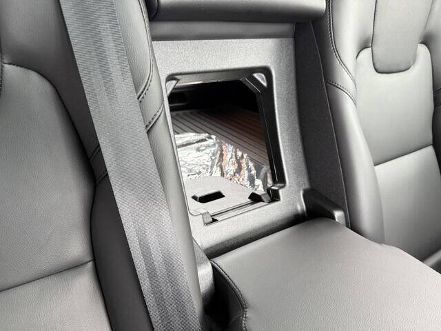 2024 Volvo XC60 B5 Core Dark Theme