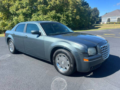 2005 Chrysler 300 for sale at E & N Used Auto Sales LLC in Lowell AR