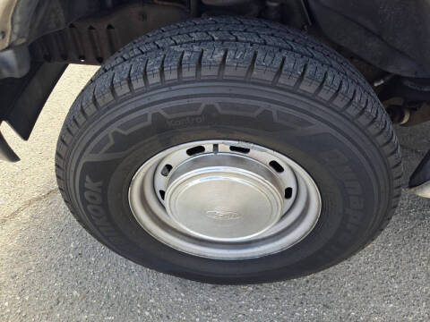 2003 Ford E-Series E-150 Base