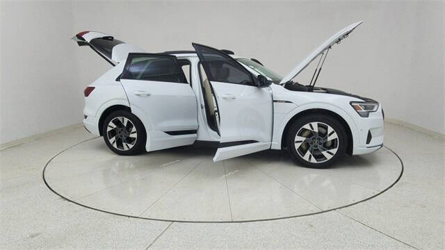 2022 Audi e-tron quattro Premium