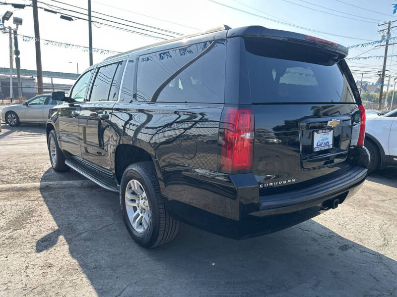 2018 Chevrolet Suburban LT photo 6