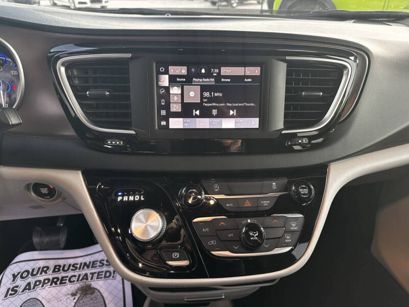 2022 Chrysler Voyager LX