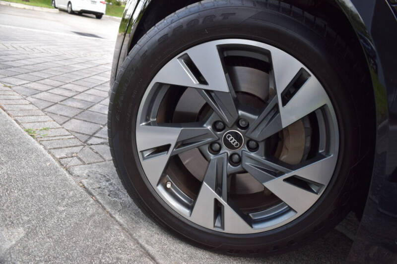 2022 Audi e-tron quattro Premium