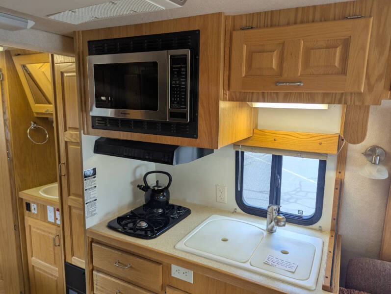 2005 Born Free 26RSB / 26ft