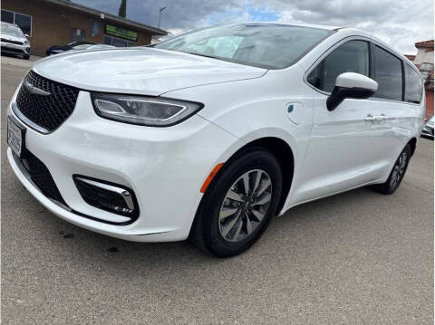 2023 Chrysler Pacifica Plug-In Hybrid for sale at MADERA CAR CONNECTION in Madera CA