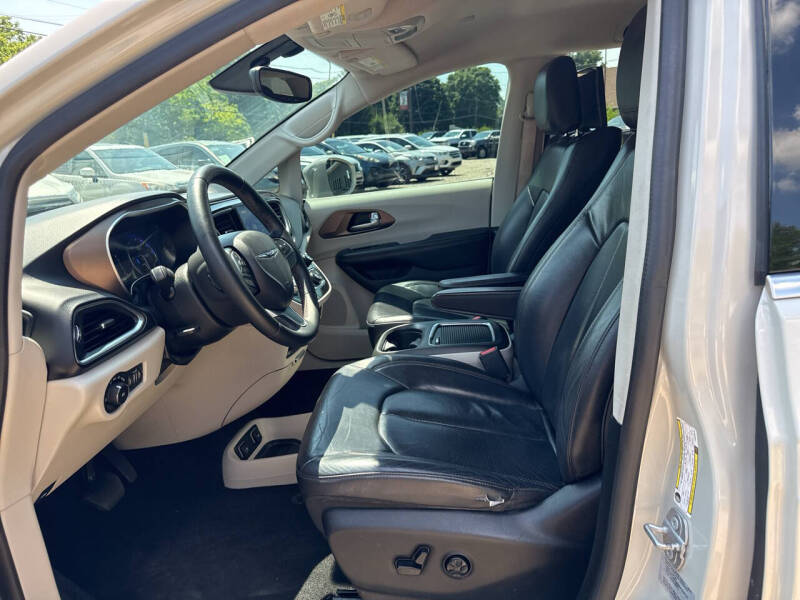 2017 Chrysler Pacifica Touring-L Plus