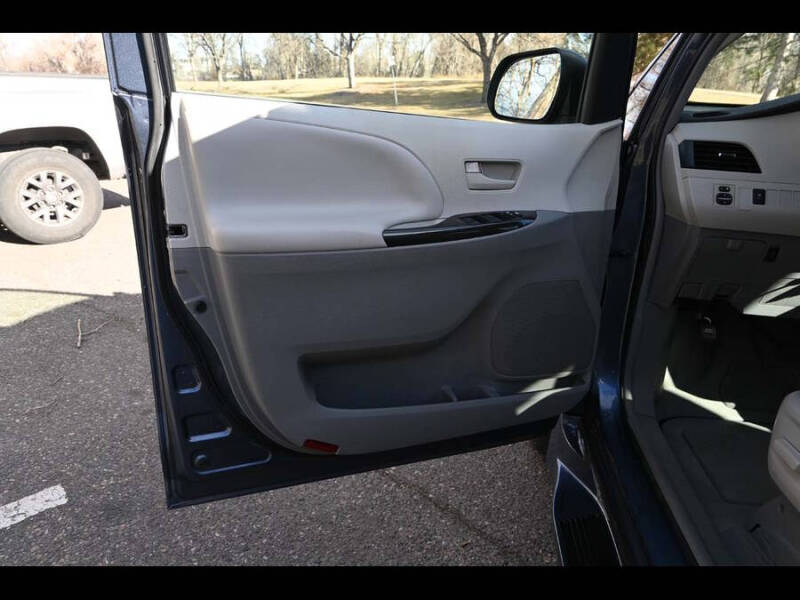 2013 Toyota Sienna LE Mobility 7-Passenger