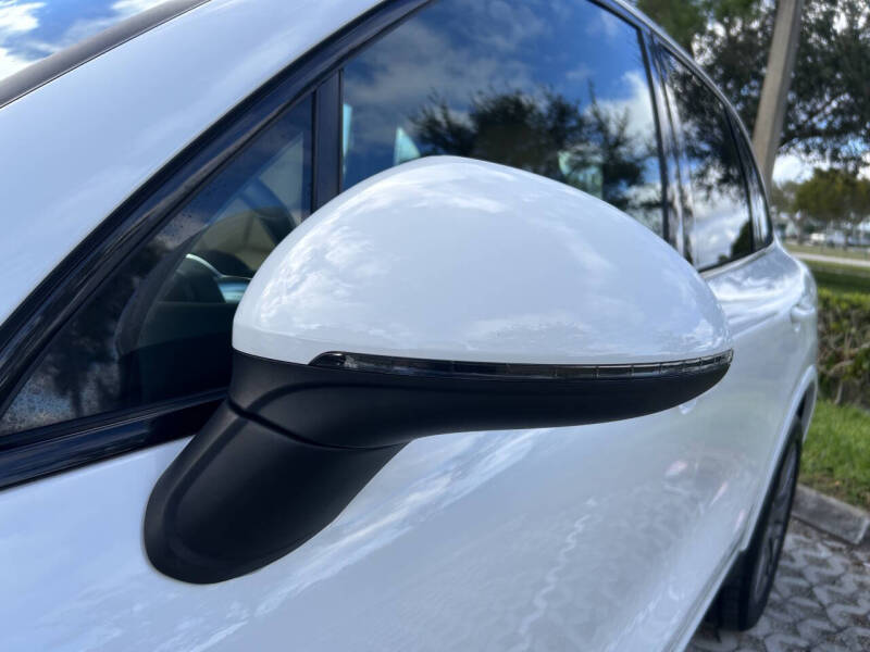 2017 Porsche Cayenne Platinum Edition