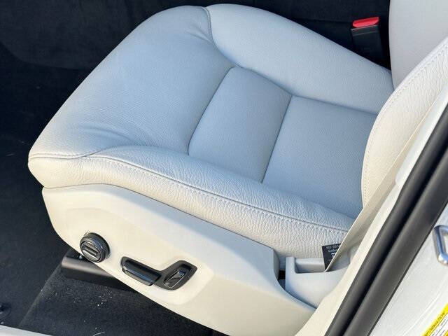 2025 Volvo XC60 T8 Plus Dark Theme