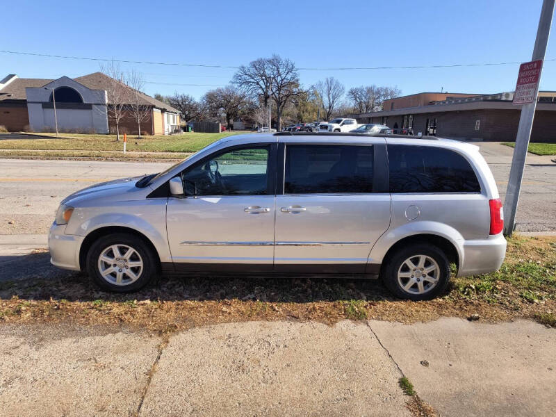 2011 Chrysler Town & Country Touring's photo