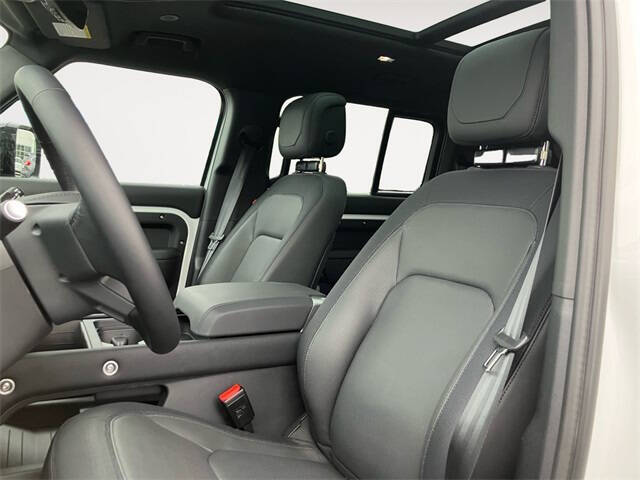 2024 Land Rover Defender 130 P400 Outbound