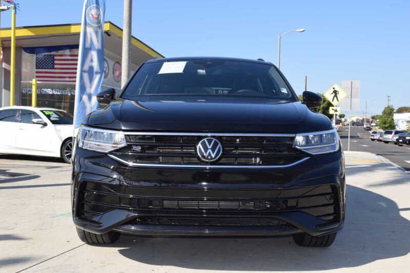 2023 Volkswagen Tiguan SE R-Line Black