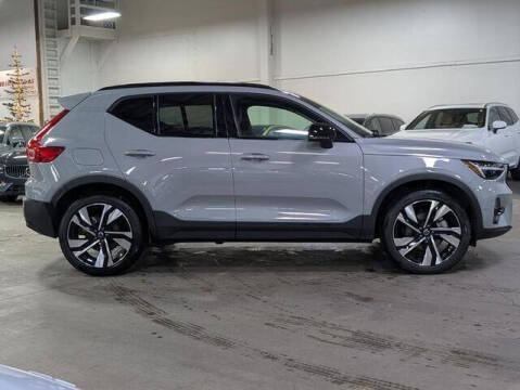 2025 Volvo XC40 B5 Plus Dark Theme