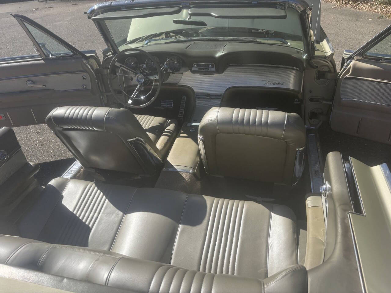 1963 Ford Thunderbird 30