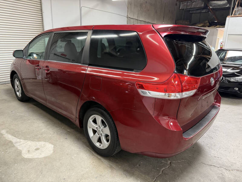 2012 Toyota Sienna LE 8-Passenger