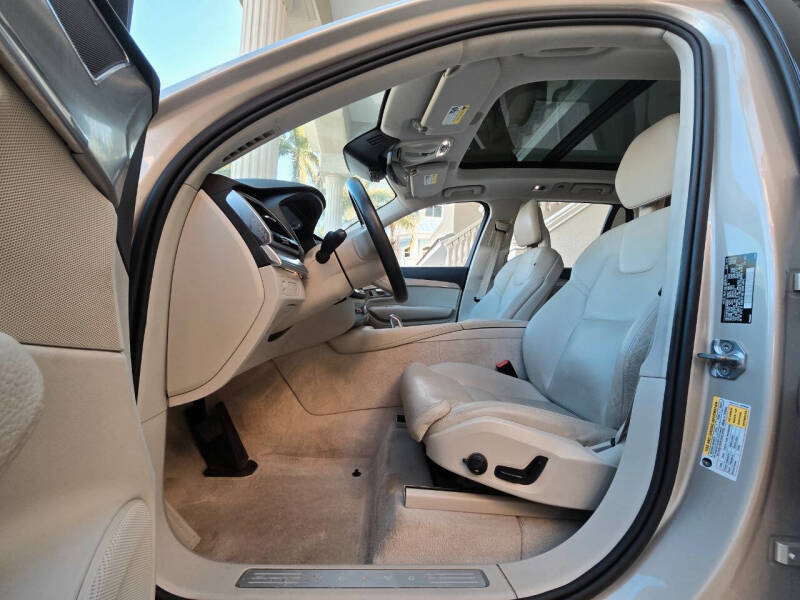 2016 Volvo XC90 T8 eAWD Momentum