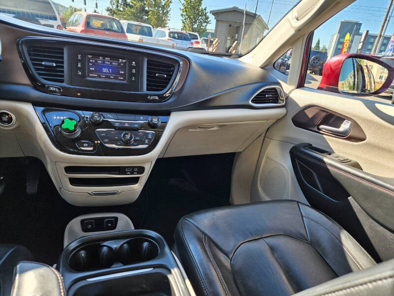 2017 Chrysler Pacifica Touring-L