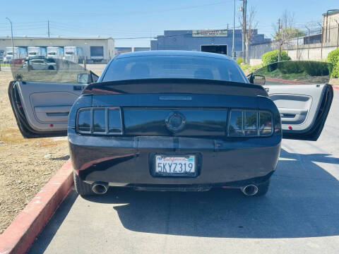 2005 Ford Mustang V6 Deluxe