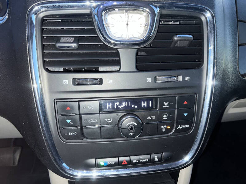 2012 Chrysler Town and Country Touring