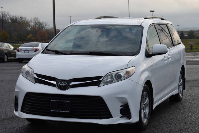 2018 Toyota Sienna LE's photo