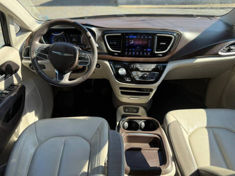 2017 Chrysler Pacifica Touring-L