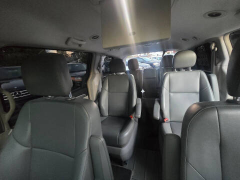 2011 Volkswagen Routan SE