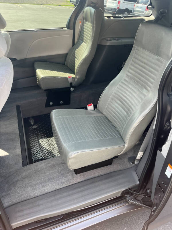 2020 Toyota Sienna LE 7-Passenger Auto Access Seat
