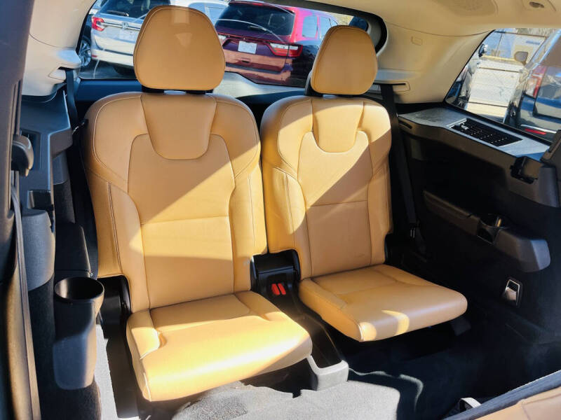 2016 Volvo XC90 T6 Momentum