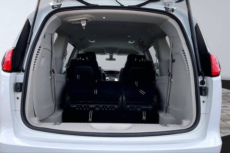 2022 Chrysler Voyager LX