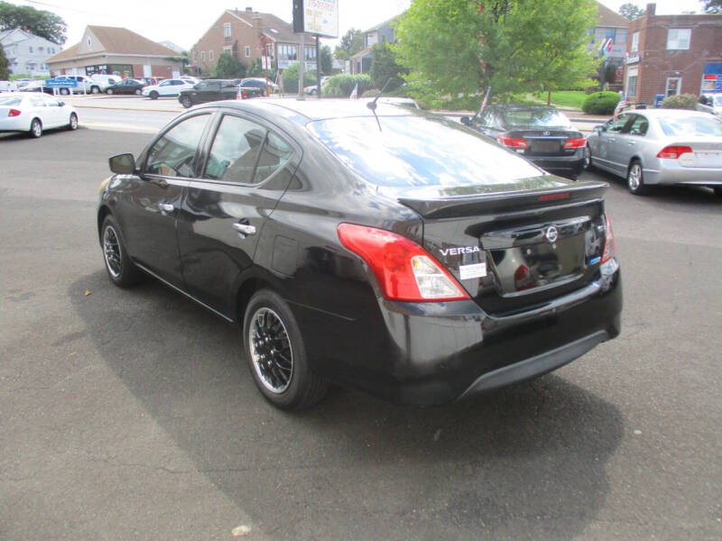 2015 Nissan Versa Sedan SV photo 4