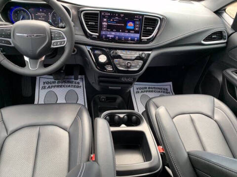 2025 Chrysler Pacifica Select