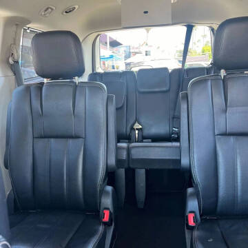 2014 Chrysler Town and Country Touring-L