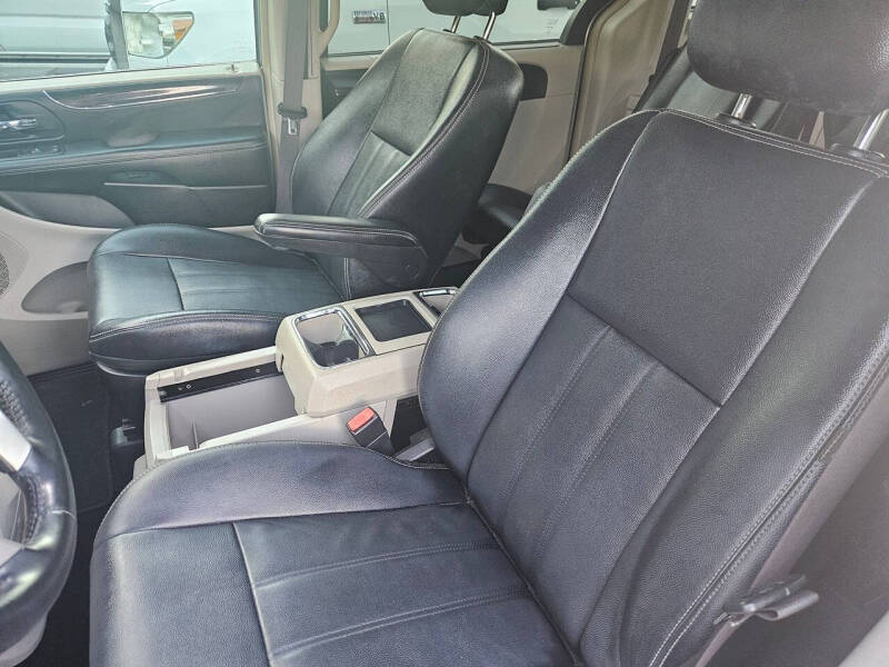 2016 Chrysler Town and Country Touring