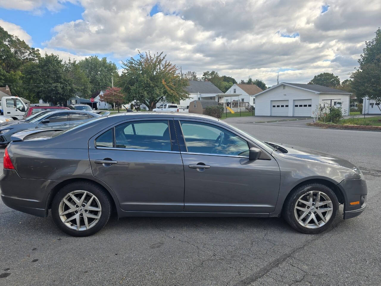 2010 Ford Fusion for sale at QUEENSGATE AUTO SALES in York, PA