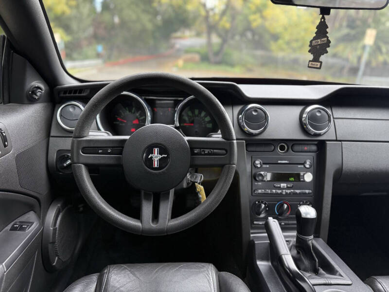 2005 Ford Mustang V6 Deluxe
