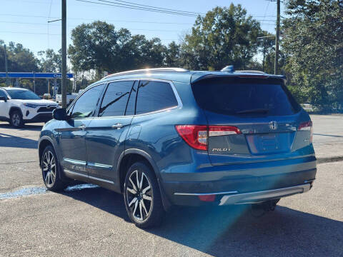 2020 Honda Pilot Touring w/Rear Captain's Chairs